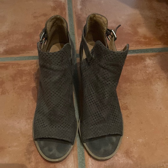 Universal Thread Heals - Picture 1 of 4